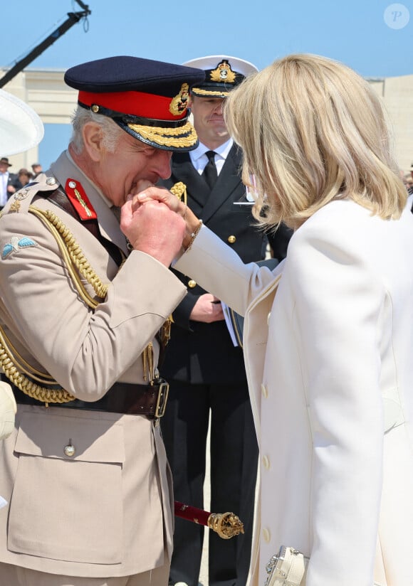 En Normandie.
Charles III fait un baiser sur la main de Brigitte Macron, 80 ans du débarquement en Normandie. Photo : Chris Jackson/PA Wire