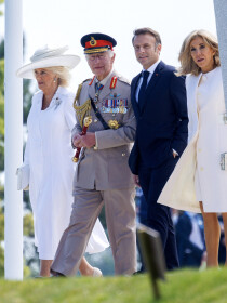 PHOTOS Charles III charmeur avec Brigitte Macron, ce geste tactile remarqué pendant les 80 ans du Débarquement