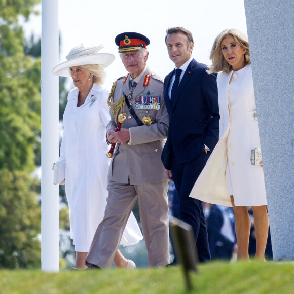 Charles III a été apercu en train de partager un moment de complicité avec Brigitte Macron.
Le roi Charles III d'Angleterre, Emmanuel Macron, président de la République française, Camilla Parker Bowles, reine consort d'Angleterre et Brigitte Macron, Première Dame française lors de la cérémonie franco-britannique au mémorial britannique de Ver-sur-mer, France, lors du 80ème anniversaire du débarquement. © Ian Vogler/MirrorPix/Bestimage 