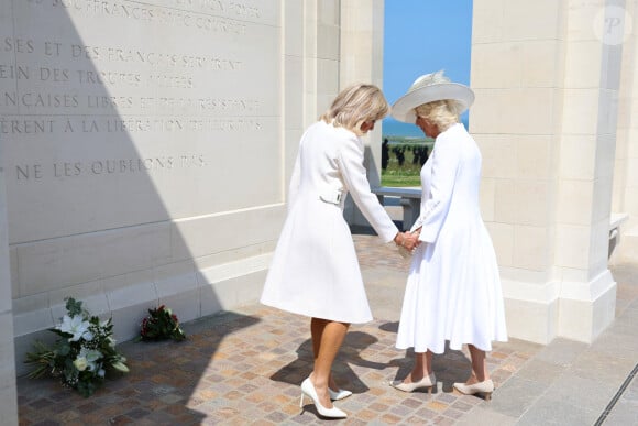 La Première Dame française Brigitte Macron et Camilla Parker Bowles, reine consort d'Angleterre lors de la cérémonie franco-britannique au mémorial britannique de Ver-sur-mer, France, le 6 juin 2024, lors du 80ème anniversaire du débarquement. © Ludovic Marin/Pool/MirrorPix/Bestimage 