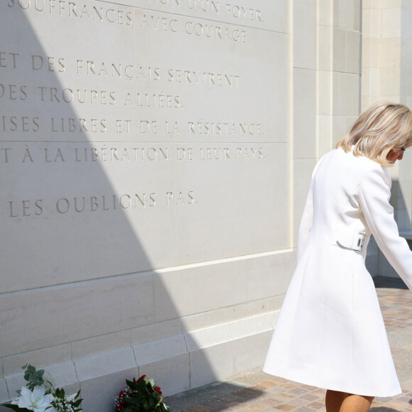 La Première Dame française Brigitte Macron et Camilla Parker Bowles, reine consort d'Angleterre lors de la cérémonie franco-britannique au mémorial britannique de Ver-sur-mer, France, le 6 juin 2024, lors du 80ème anniversaire du débarquement. © Ludovic Marin/Pool/MirrorPix/Bestimage 