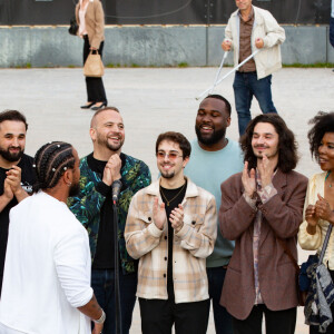 Exclusif - Slimane interprète sa nouvelle chanson "Résister" sur le parvis de Notre-Dame à Paris. Le 6 juin 2024. A quelques jours de la sortie de ce nouveau single, le chanteur a fait un happening étonnant hier soir à 20h30 entouré de 30 choristes. Ces images tournées intégreront le clip qui, lui aussi, sortira prochainement. © Christophe Clovis / Bestimage 