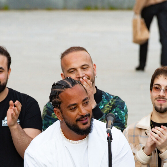 Exclusif - Slimane interprète sa nouvelle chanson "Résister" sur le parvis de Notre-Dame à Paris. Le 6 juin 2024. A quelques jours de la sortie de ce nouveau single, le chanteur a fait un happening étonnant hier soir à 20h30 entouré de 30 choristes. Ces images tournées intégreront le clip qui, lui aussi, sortira prochainement. © Christophe Clovis / Bestimage 