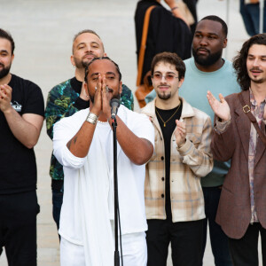 Exclusif - Slimane interprète sa nouvelle chanson "Résister" sur le parvis de Notre-Dame à Paris. Le 6 juin 2024. A quelques jours de la sortie de ce nouveau single, le chanteur a fait un happening étonnant hier soir à 20h30 entouré de 30 choristes. Ces images tournées intégreront le clip qui, lui aussi, sortira prochainement. © Christophe Clovis / Bestimage 