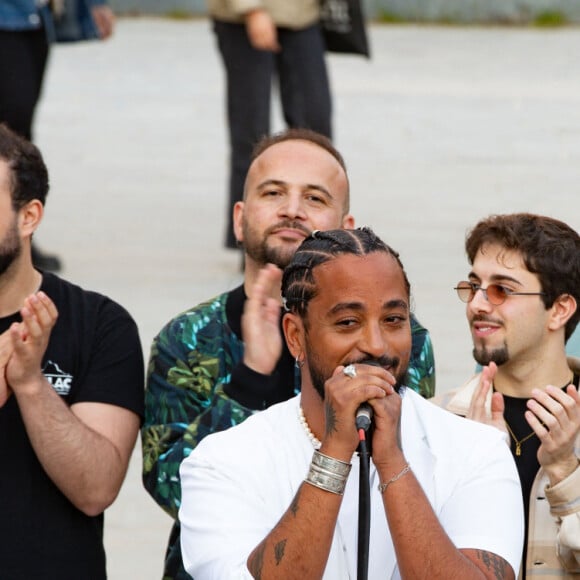 Exclusif - Slimane interprète sa nouvelle chanson "Résister" sur le parvis de Notre-Dame à Paris. Le 6 juin 2024. A quelques jours de la sortie de ce nouveau single, le chanteur a fait un happening étonnant hier soir à 20h30 entouré de 30 choristes. Ces images tournées intégreront le clip qui, lui aussi, sortira prochainement. © Christophe Clovis / Bestimage 