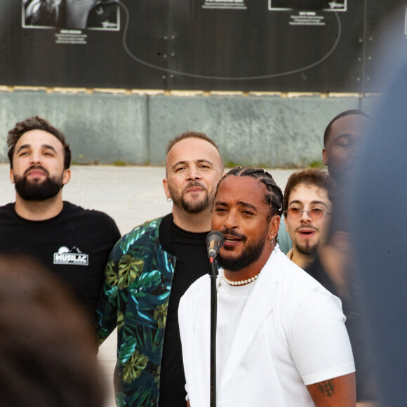 Exclusif - Slimane interprète sa nouvelle chanson "Résister" sur le parvis de Notre-Dame à Paris. Le 6 juin 2024. A quelques jours de la sortie de ce nouveau single, le chanteur a fait un happening étonnant hier soir à 20h30 entouré de 30 choristes. Ces images tournées intégreront le clip qui, lui aussi, sortira prochainement. © Christophe Clovis / Bestimage 