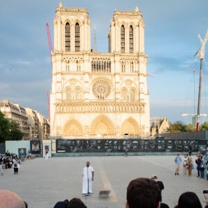 Exclusif - Slimane interprète sa nouvelle chanson "Résister" sur le parvis de Notre-Dame à Paris. Le 6 juin 2024. A quelques jours de la sortie de ce nouveau single, le chanteur a fait un happening étonnant hier soir à 20h30 entouré de 30 choristes. Ces images tournées intégreront le clip qui, lui aussi, sortira prochainement. © Christophe Clovis / Bestimage 