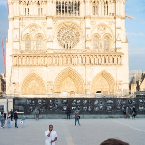 Exclusif - Slimane interprète sa nouvelle chanson "Résister" sur le parvis de Notre-Dame à Paris. Le 6 juin 2024. A quelques jours de la sortie de ce nouveau single, le chanteur a fait un happening étonnant hier soir à 20h30 entouré de 30 choristes. Ces images tournées intégreront le clip qui, lui aussi, sortira prochainement. © Christophe Clovis / Bestimage 