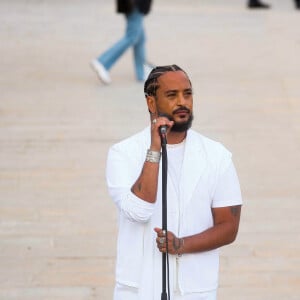 Exclusif - Slimane interprète sa nouvelle chanson "Résister" sur le parvis de Notre-Dame à Paris. Le 6 juin 2024. A quelques jours de la sortie de ce nouveau single, le chanteur a fait un happening étonnant hier soir à 20h30 entouré de 30 choristes. Ces images tournées intégreront le clip qui, lui aussi, sortira prochainement. © Christophe Clovis / Bestimage 