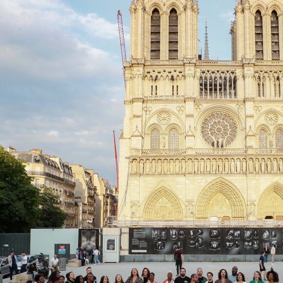 Exclusif - Slimane interprète sa nouvelle chanson "Résister" sur le parvis de Notre-Dame à Paris. Le 6 juin 2024. A quelques jours de la sortie de ce nouveau single, le chanteur a fait un happening étonnant hier soir à 20h30 entouré de 30 choristes. Ces images tournées intégreront le clip qui, lui aussi, sortira prochainement. © Christophe Clovis / Bestimage 