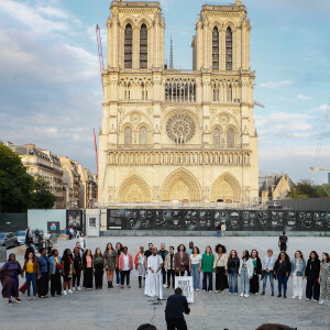 Exclusif - Slimane interprète sa nouvelle chanson "Résister" sur le parvis de Notre-Dame à Paris. Le 6 juin 2024. A quelques jours de la sortie de ce nouveau single, le chanteur a fait un happening étonnant hier soir à 20h30 entouré de 30 choristes. Ces images tournées intégreront le clip qui, lui aussi, sortira prochainement. © Christophe Clovis / Bestimage 