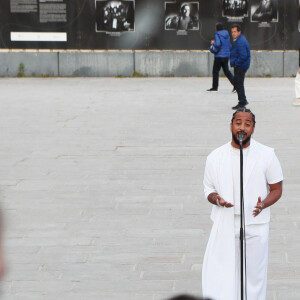 Exclusif - Slimane interprète sa nouvelle chanson "Résister" sur le parvis de Notre-Dame à Paris. Le 6 juin 2024. A quelques jours de la sortie de ce nouveau single, le chanteur a fait un happening étonnant hier soir à 20h30 entouré de 30 choristes. Ces images tournées intégreront le clip qui, lui aussi, sortira prochainement. © Christophe Clovis / Bestimage 