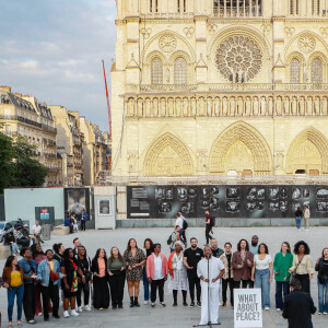 Exclusif - Slimane interprète sa nouvelle chanson "Résister" sur le parvis de Notre-Dame à Paris. Le 6 juin 2024. A quelques jours de la sortie de ce nouveau single, le chanteur a fait un happening étonnant hier soir à 20h30 entouré de 30 choristes. Ces images tournées intégreront le clip qui, lui aussi, sortira prochainement. © Christophe Clovis / Bestimage 