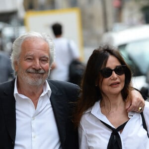 Questionnée sur le succès de leur couple, la comédienne a eu de doux mots pour la star de la série "Le sang de la vigne", tout en faisant preuve d'une grande franchise.
Pierre Arditi et Evelyne Bouix - Mariage de Claude Lelouch à la mairie du 18ème à Paris. Le 17 juin 2023