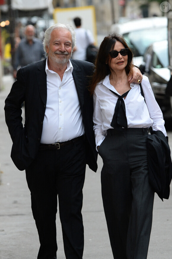 Questionnée sur le succès de leur couple, la comédienne a eu de doux mots pour la star de la série "Le sang de la vigne", tout en faisant preuve d'une grande franchise.
Pierre Arditi et Evelyne Bouix - Mariage de Claude Lelouch à la mairie du 18ème à Paris. Le 17 juin 2023