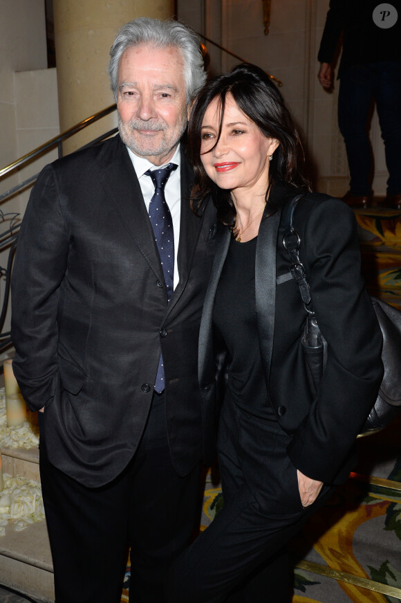 "J'aime tout ce qu'il est, sauf quand il fait l'acteur au quotidien." Une révélation qui aurait mérité une relance de la part du journal mais on n'en saura pas plus.
Pierre Arditi avec sa femme Evelyne Bouix - Dîner de gala de la première édition des prix "les Stéthos d'Or" en faveur de la Fondation pour la recherche en physiologie dont le docteur Frédéric Saldmann est le directeur scientifique à l'hôtel George V à Paris le 13 mars 2017. © Coadic Guirec/Bestimage