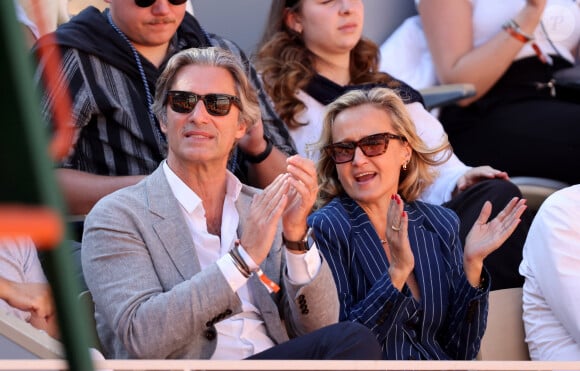 Laurent Solly (président de Facebook France) et sa femme Caroline Roux - Célébrités dans les tribunes des Internationaux de France de tennis de Roland Garros 2024 à Paris le 7 juin 2024. © Jacovides-Moreau/Bestimage 