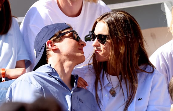 Aliocha Schneider et sa compagne la chanteuse Charlotte Cardin - Célébrités dans les tribunes des Internationaux de France de tennis de Roland Garros 2024 à Paris le 7 juin 2024. © Jacovides-Moreau/Bestimage 