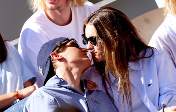 Ils ont multiplié les gestes d'affection
Aliocha Schneider et sa compagne la chanteuse Charlotte Cardin - Célébrités dans les tribunes des Internationaux de France de tennis de Roland Garros 2024 à Paris le 7 juin 2024. © Jacovides-Moreau/Bestimage 