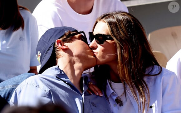 Aliocha Schneider et sa compagne la chanteuse Charlotte Cardin - Célébrités dans les tribunes des Internationaux de France de tennis de Roland Garros 2024 à Paris le 7 juin 2024. © Jacovides-Moreau/Bestimage 