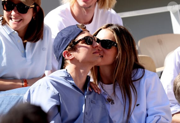 Aliocha Schneider et sa compagne la chanteuse Charlotte Cardin - Célébrités dans les tribunes des Internationaux de France de tennis de Roland Garros 2024 à Paris le 7 juin 2024. © Jacovides-Moreau/Bestimage 