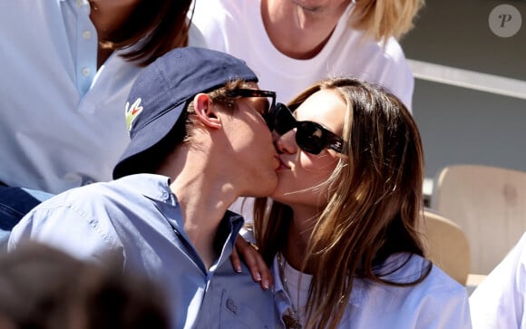 Aliocha Schneider et sa compagne la chanteuse Charlotte Cardin - Célébrités dans les tribunes des Internationaux de France de tennis de Roland Garros 2024 à Paris le 7 juin 2024. © Jacovides-Moreau/Bestimage 