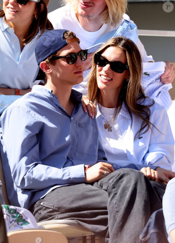 Aliocha Schneider et sa compagne la chanteuse Charlotte Cardin - Célébrités dans les tribunes des Internationaux de France de tennis de Roland Garros 2024 à Paris le 7 juin 2024. © Jacovides-Moreau/Bestimage 