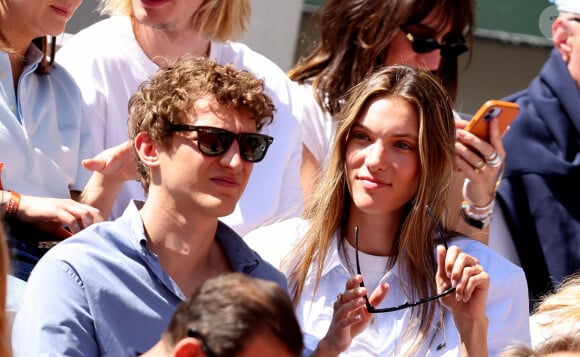 Aliocha Schneider et sa compagne la chanteuse Charlotte Cardin - Célébrités dans les tribunes des Internationaux de France de tennis de Roland Garros 2024 à Paris le 7 juin 2024. © Jacovides-Moreau/Bestimage 