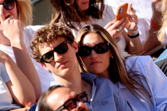 Aliocha Schneider et sa compagne la chanteuse Charlotte Cardin - Célébrités dans les tribunes des Internationaux de France de tennis de Roland Garros 2024 à Paris le 7 juin 2024. © Jacovides-Moreau/Bestimage 