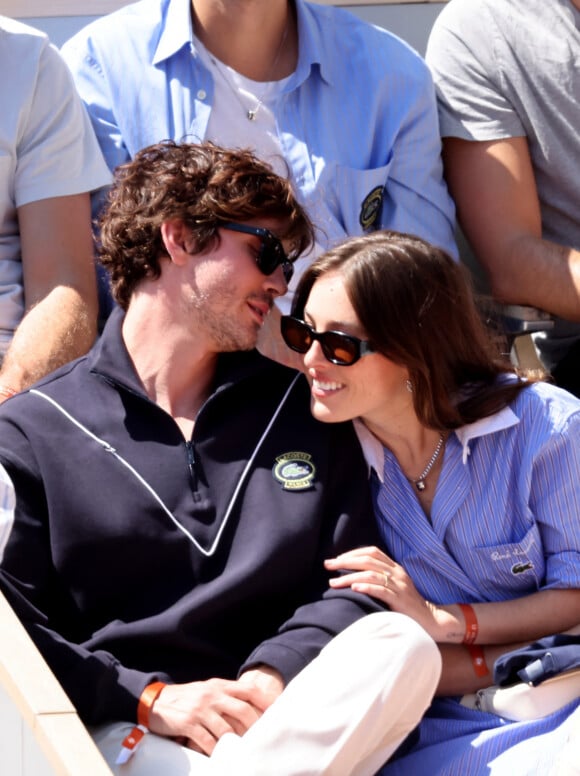 Logan Lerman et sa compagne Analuisa Corrigan - Célébrités dans les tribunes des Internationaux de France de tennis de Roland Garros 2024 à Paris le 7 juin 2024. © Jacovides-Moreau/Bestimage 