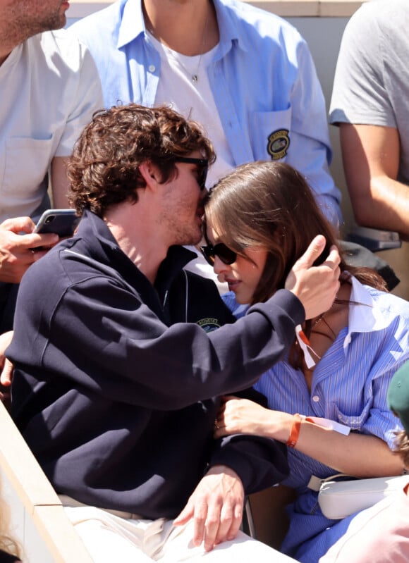 Logan Lerman et sa compagne Analuisa Corrigan - Célébrités dans les tribunes des Internationaux de France de tennis de Roland Garros 2024 à Paris le 7 juin 2024. © Jacovides-Moreau/Bestimage 