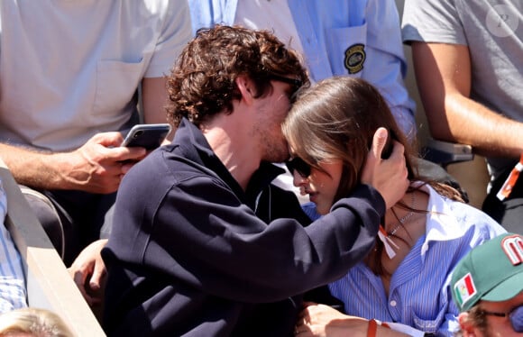 Logan Lerman et sa compagne Analuisa Corrigan - Célébrités dans les tribunes des Internationaux de France de tennis de Roland Garros 2024 à Paris le 7 juin 2024. © Jacovides-Moreau/Bestimage 