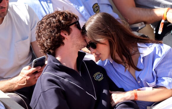 Logan Lerman et sa compagne Analuisa Corrigan - Célébrités dans les tribunes des Internationaux de France de tennis de Roland Garros 2024 à Paris le 7 juin 2024. © Jacovides-Moreau/Bestimage 