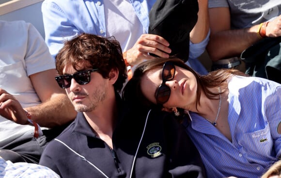 Logan Lerman et sa compagne Analuisa Corrigan - Célébrités dans les tribunes des Internationaux de France de tennis de Roland Garros 2024 à Paris le 7 juin 2024. © Jacovides-Moreau/Bestimage 