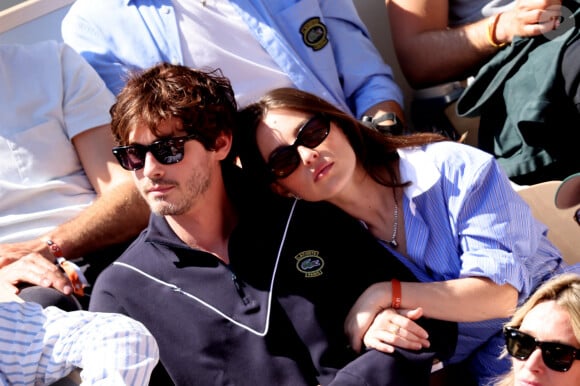 Logan Lerman et sa compagne Analuisa Corrigan - Célébrités dans les tribunes des Internationaux de France de tennis de Roland Garros 2024 à Paris le 7 juin 2024. © Jacovides-Moreau/Bestimage 