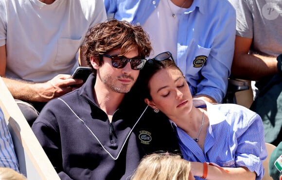 Logan Lerman et sa compagne Analuisa Corrigan - Célébrités dans les tribunes des Internationaux de France de tennis de Roland Garros 2024 à Paris le 7 juin 2024. © Jacovides-Moreau/Bestimage 