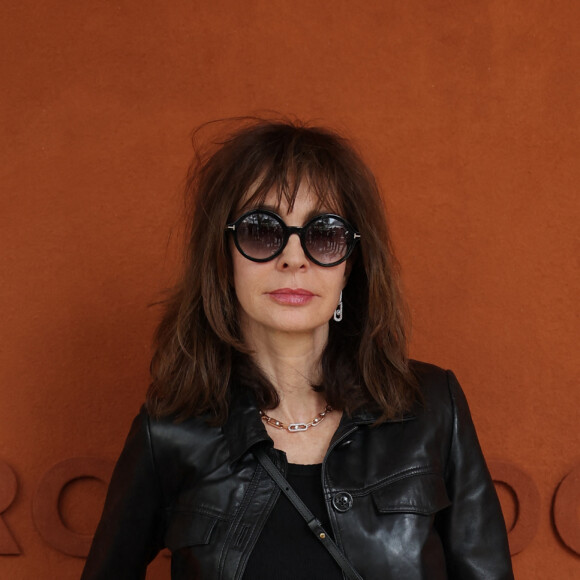 Anne Parillaud - Célébrités dans les tribunes des Internationaux de France de tennis de Roland Garros 2024 à Paris le 8 juin 2024. © Jacovides-Moreau/Bestimage 