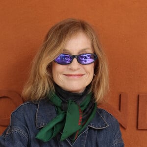 Isabelle Huppert - Célébrités dans les tribunes des Internationaux de France de tennis de Roland Garros 2024 à Paris le 8 juin 2024. © Jacovides-Moreau/Bestimage 