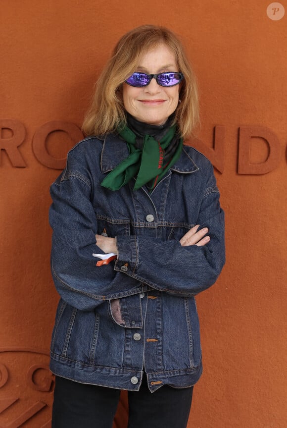 Isabelle Huppert - Célébrités dans les tribunes des Internationaux de France de tennis de Roland Garros 2024 à Paris le 8 juin 2024. © Jacovides-Moreau/Bestimage 