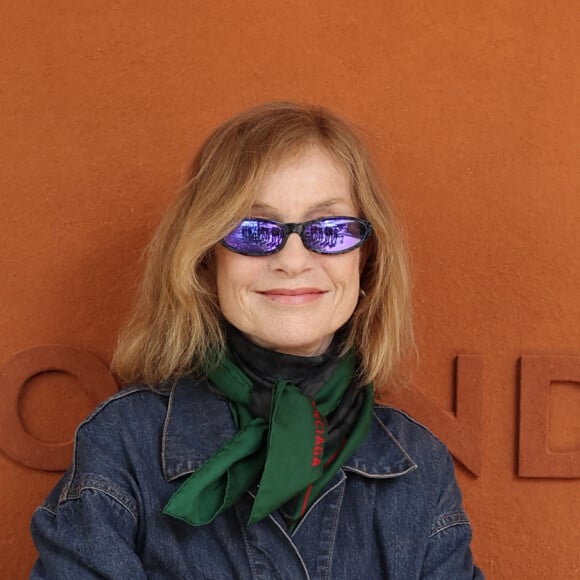 Isabelle Huppert a aussi fait une arrivée remarquée
Isabelle Huppert - Célébrités dans les tribunes des Internationaux de France de tennis de Roland Garros 2024 à Paris le 8 juin 2024. © Jacovides-Moreau/Bestimage