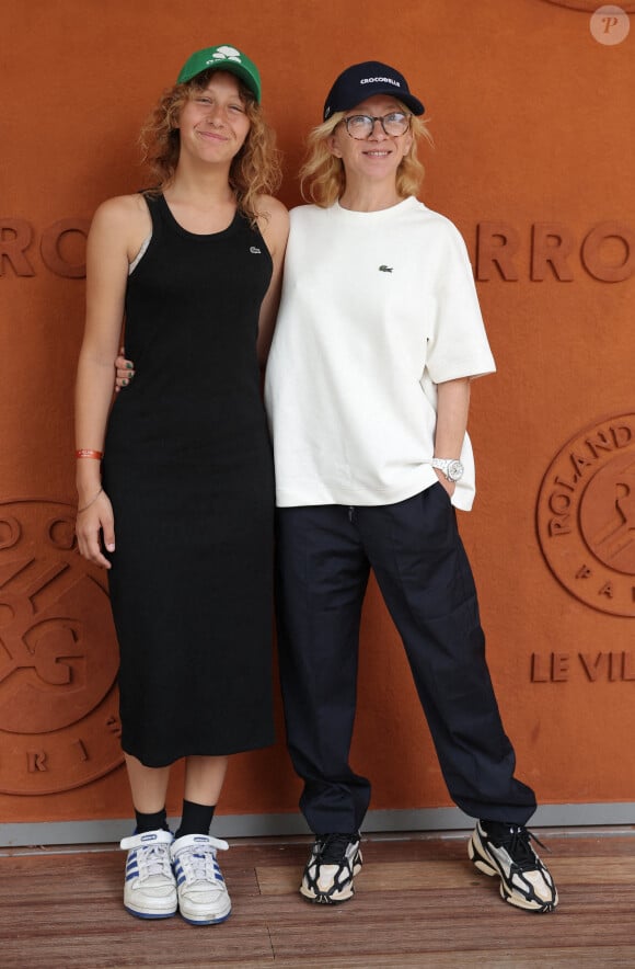 Sylvie Testud et sa fille - Célébrités dans les tribunes des Internationaux de France de tennis de Roland Garros 2024 à Paris le 8 juin 2024. © Jacovides-Moreau/Bestimage 