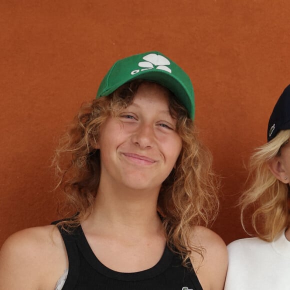 Sylvie Testud et sa fille - Célébrités dans les tribunes des Internationaux de France de tennis de Roland Garros 2024 à Paris le 8 juin 2024. © Jacovides-Moreau/Bestimage 