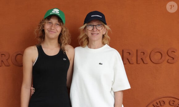 Sylvie Testud et sa fille - Célébrités dans les tribunes des Internationaux de France de tennis de Roland Garros 2024 à Paris le 8 juin 2024. © Jacovides-Moreau/Bestimage 