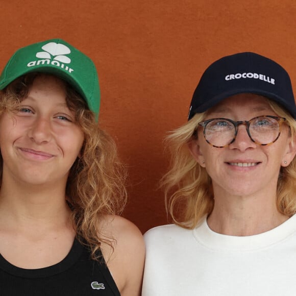 Sylvie Testud et sa fille - Célébrités dans les tribunes des Internationaux de France de tennis de Roland Garros 2024 à Paris le 8 juin 2024. © Jacovides-Moreau/Bestimage 