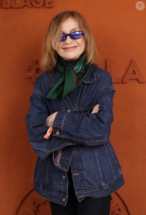 Isabelle Huppert - Célébrités dans les tribunes des Internationaux de France de tennis de Roland Garros 2024 à Paris le 8 juin 2024. © Jacovides-Moreau/Bestimage 