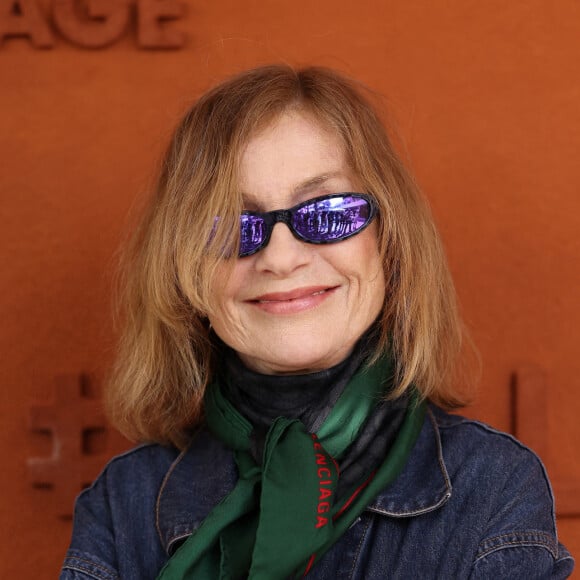 Isabelle Huppert - Célébrités dans les tribunes des Internationaux de France de tennis de Roland Garros 2024 à Paris le 8 juin 2024. © Jacovides-Moreau/Bestimage 