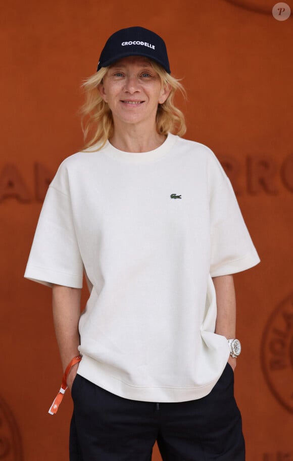 Sylvie Testud - Célébrités dans les tribunes des Internationaux de France de tennis de Roland Garros 2024 à Paris le 8 juin 2024. © Jacovides-Moreau/Bestimage 