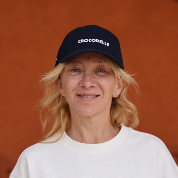 Sylvie Testud - Célébrités dans les tribunes des Internationaux de France de tennis de Roland Garros 2024 à Paris le 8 juin 2024. © Jacovides-Moreau/Bestimage 