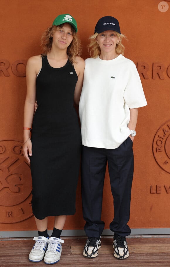 Sylvie Testud et sa fille - Célébrités dans les tribunes des Internationaux de France de tennis de Roland Garros 2024 à Paris le 8 juin 2024. © Jacovides-Moreau/Bestimage 