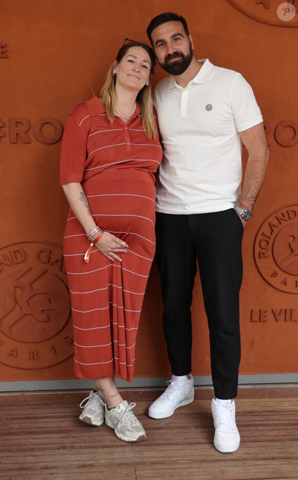 Laure n'a pas caché qu'elle était mal à l'aise de poser devant les photographes
Laure (enceinte) et Matthieu (emblématique couple de la saison 5 de "Mariés au premier regard") - Célébrités dans les tribunes des Internationaux de France de tennis de Roland Garros 2024 à Paris le 8 juin 2024. © Jacovides-Moreau/Bestimage 